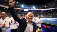 Pelatih Prancis, Didier Deschamps merayakan gelar juara Piala Dunia 2018 setelah menjuarai laga final melawan Kroasia pada partai final di Luzhniki Stadium, Moscow, Rusia, 15 Juli 2018. (AFP/Franck Fife)