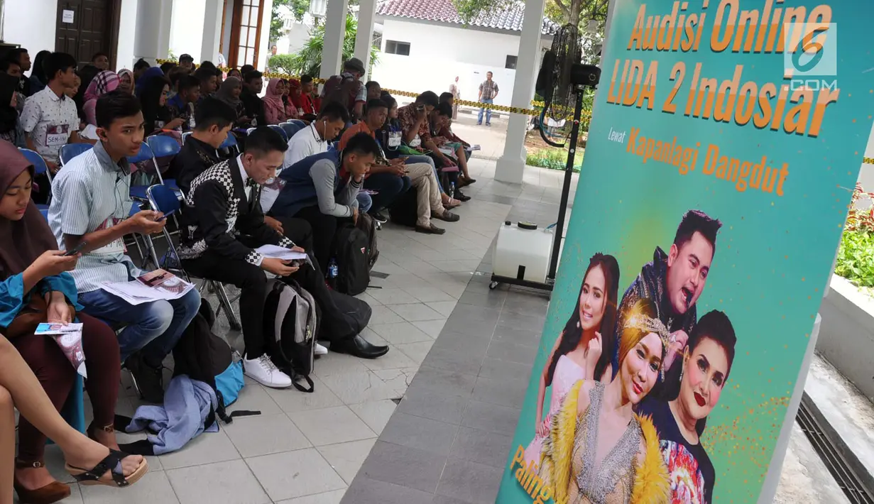 Peserta menunggu audisi Liga Dangdut Indonesia 2 (LIDA 2) di Wisma Perdamaian Semarang, Jawa Tengah, Minggu (16/12). Indosiar menggelar audisi LIDA 2 secara serentak di tiga provinsi hari ini. (Liputan6.com/Gholib)
