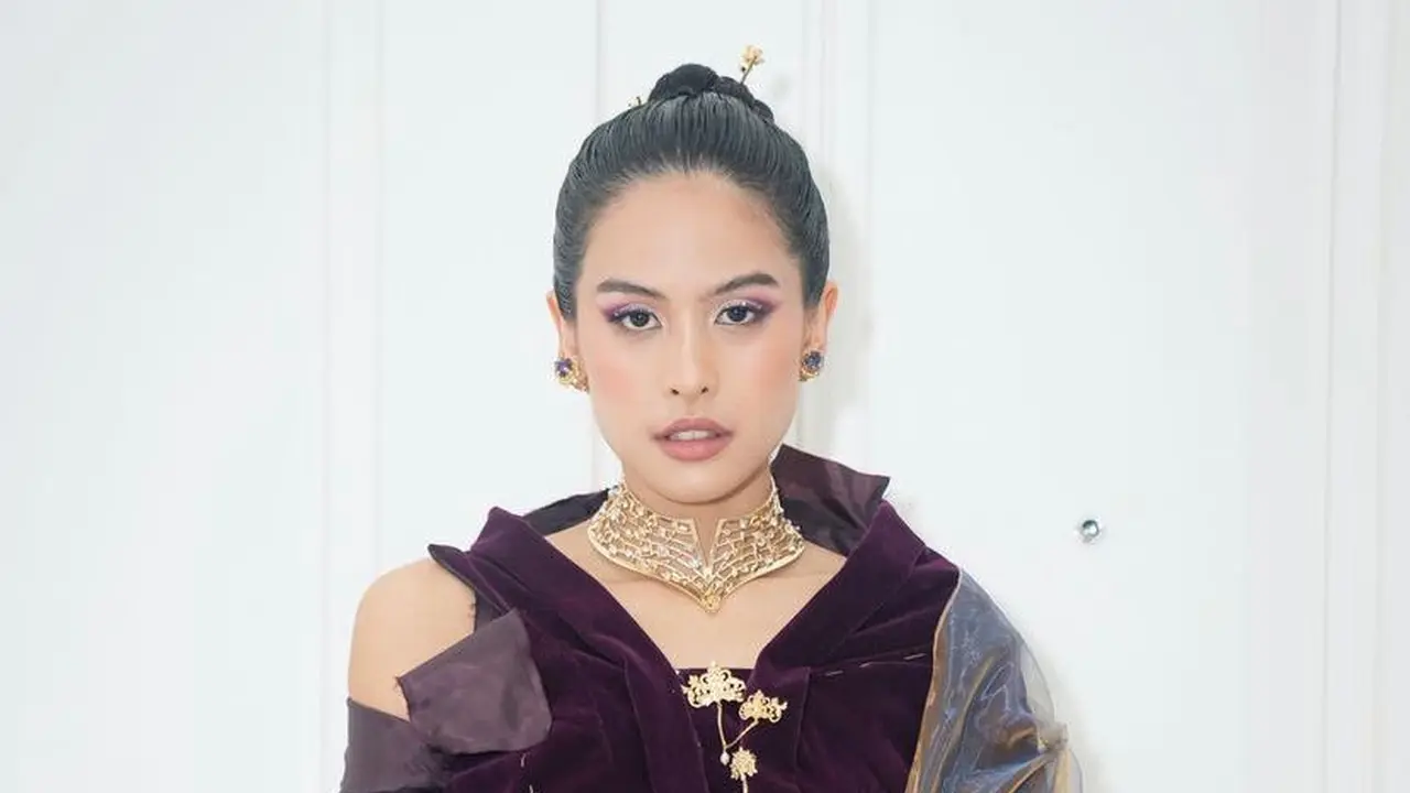 Cantik dan Stunning, Potret Detail Kebaya dan Makeup Serba Ungu Maudy Ayunda di FFI 2022