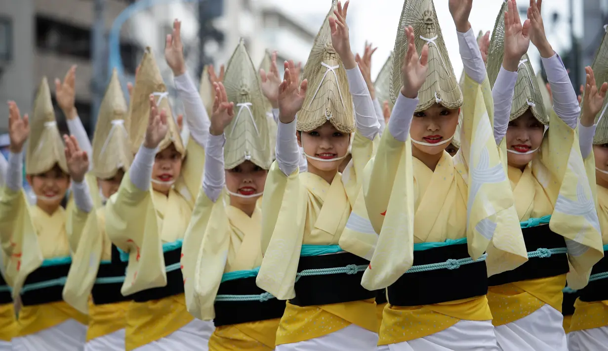 Penari dengan topi jerami tampil selama festival tari Koenji Awa-Odori di kawasan Koenji, Tokyo pada 24 Agustus 2019. Dimulai pada 1950-an, Koenji Awa Odori telah berkembang menjadi salah satu festival musim panas terbesar dan terpopuler di Tokyo. (AP/Jae C. Hong)