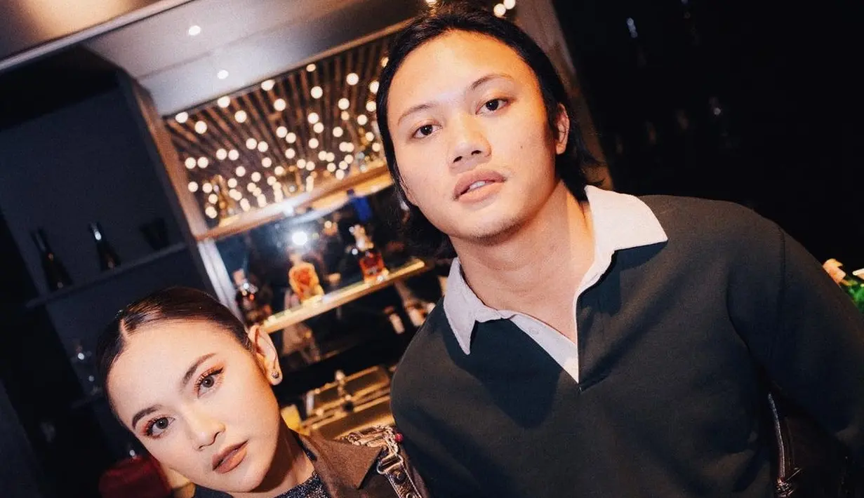 Bukan tanpa alasan, Mahalini kerap menata rambutnya dengan belah tengah. Begitu pula Rizky Febian dengan rambut lurusnya ia sering menyibakkan rambut panjangnya ke belakang. (Liputan6.com/IG/@mahaliniraharja).