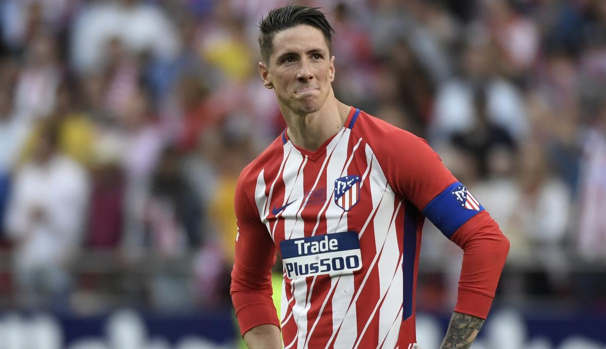 Striker Atletico Madrid, Fernando Torres, menatap fans usai melawan Eibar pada laga La Liga Spanyol di Stadion Wanda Metropolitano, Madrid, Minggu (20/3/2018). Laga ini merupakan yang terakhir bagi Torres bersama Atletico. (AFP/Gabriel Bouys)