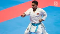 Karateka Indonesia, Ahmad Zigi Zaresta, tampil pada nomor kata cabang karate Asian Games XVIII di JCC Senayan, Jakarta, Sabtu (25/8/2018). Dirinya berhasil meraih medali perunggu. (Bola.com/Vitalis Yogi Trisna)