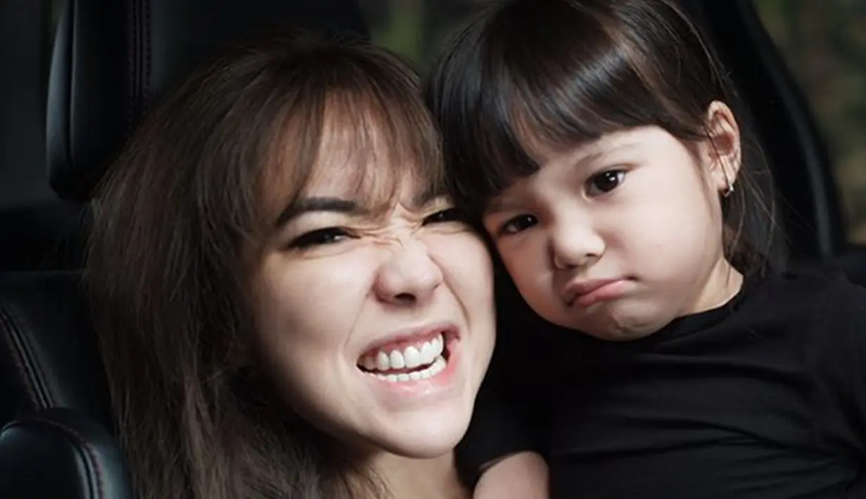 Ibu dan anak ini terlihat selalu kompak mengenakan pakaian sewarna dan senada. (Kapanlagi.com/Rita)