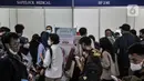 Calon pelamar kerja memadati booth perusahaan saat Jakarta Job Fair 2022 di ITC Cempaka Mas, Jakarta Pusat, Selasa (13/9/2022). (merdeka.com/Iqbal S. Nugroho)