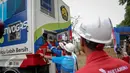 Petugas memeriksa Mobile Refueling Unit (MRU) Pertamina Envogas yang baru diresmikan PT Pertamina (Persero) di Jakarta, Senin (16/11). MRU adalah suatu unit pengisian bahan bakar gas berupa CNG yang dapat berpindah lokasi. (Liputan6.com/Faizal Fanani)