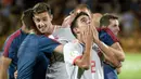 Para pemain Spanyol merayakan gelar juara Piala Eropa U-19 usai mengalahkan Portugal di Yerevan, Armenia, Sabtu (27/7). Spanyol menang 2-0 atas Portugal. (AFP/Karen Minasyan)