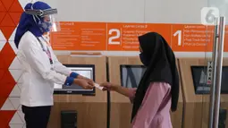 Petugas melayani pemohon pengajuan administrasi di mal pelayanan publik, Jakarta,Rabu (17/6/2020). Mal Pelayanan Publik (MPP) Provinsi DKI Jakarta kembali melayani masyarakat dengan tatap muka dengan tetap mengikuti protokol kesehatan pencegahan Virus Corona.  (Liputan6.com/Angga Yuniar)