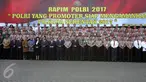 Presiden Jokowi dan jajaran petinggi Kepolisian melakukan Foto Bersama usai acara Rapim Polri 2017 di Jakarta, Rabu (25/1). Rapim Polri 2017 mengangkat tema "Polri yang Promoter Siap Mengamankan Pilkada Serentak 2017". (Liputan6.com/Johan Tallo)