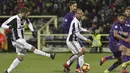 Proses terjadinya gol striker Juventus, Gonzalo Higuain, ke gawang Fiorentina. Juventus mampu memperkecil kedudukan melalui gol Higuain pada menit ke-58 memanfaatkan umpan Stefano Sturaro. (AFP/Andreas Solaro)