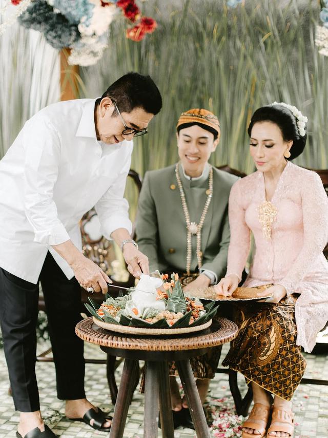 7 Potret Kompak Yayuk Suseno dan Henry Yosodiningrat di Momen Haru Siraman Anak