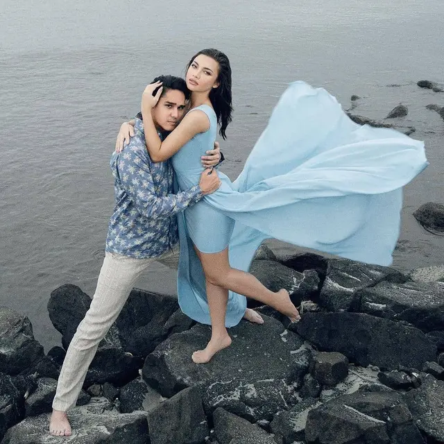 6 Gaya Pemotretan Angela Gilsha dan Mischa di Pantai, Bak Prewedding
