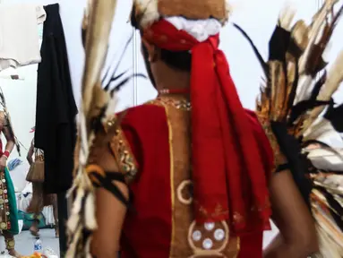 Penari sedang berdandan di ruang ganti sebelum melakukan Pentas Budaya di Terminal 3 Bandara Seokarno Hatta, Tangerang, Banten Senin (15/08). Panggung pentas budaya diisi tari-tarian dan lagu-lagu daerah. (Liputan6.com/Fery Pradolo)