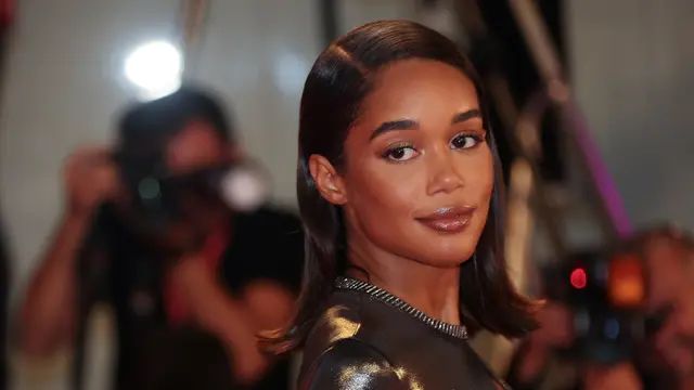Laura Harrier Curi Perhatian Berbalut Gaun Mini Metalik di Venice Film Festival 2022