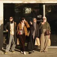 Natasha Rizky, Nina Zatulini, Dian Ayu, dan Ratna Galih geng selebritis berhijab yang kerap tampil stylish. Begitu pun dengan liburan ke Korea Selatan kali ini, mereka tampil dengan gaya layering. [@ninazatulini22]