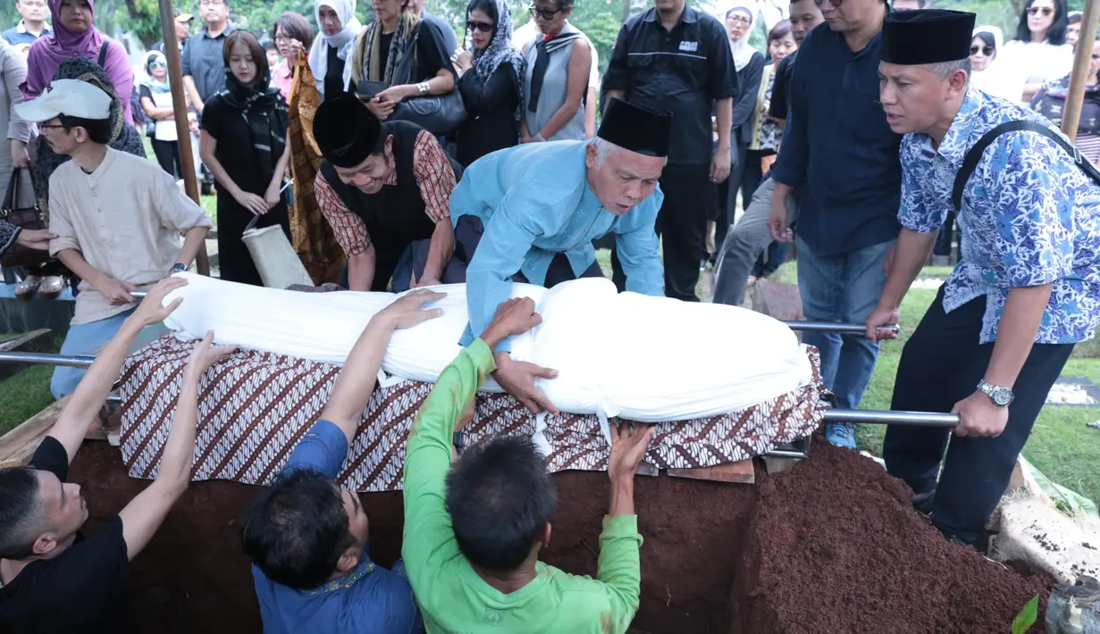 Suasana haru mewarnai pemakaman penyanyi era 80an itu di TPU Jeruk Purut, Jakarta Selatan siang. Tiba di pemakaman sekitar pukul 13.50 WIB. (Adrian Putra/Bintang.com)