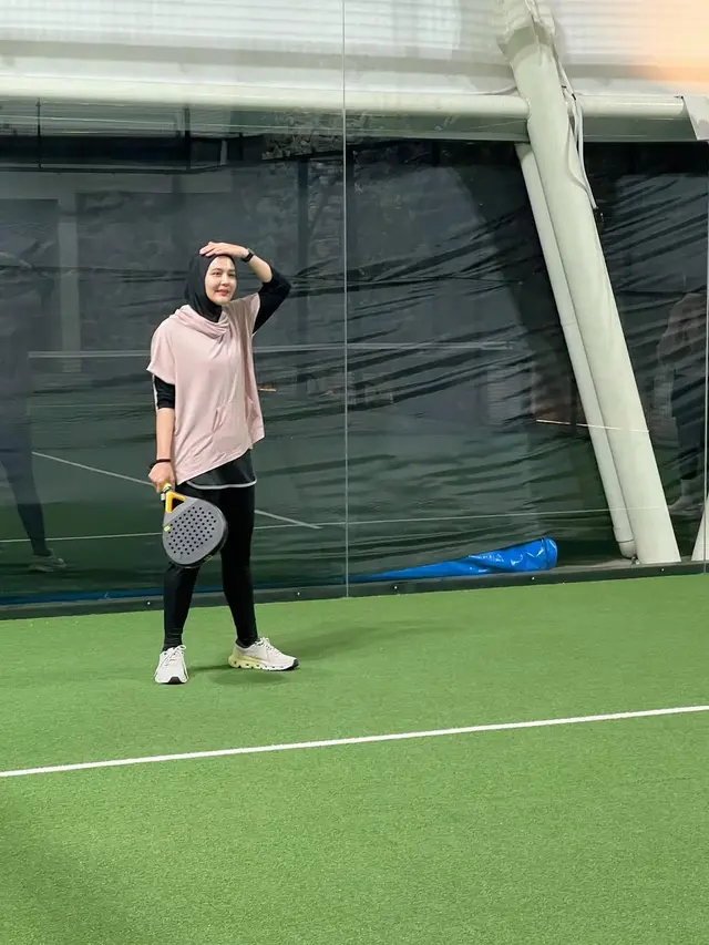 6 Gaya Outfit Padel Berhijab ala Juliana Moechtar, Memukau di Lapangan