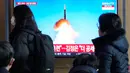 Korea Utara menindaklanjuti peluncuran tersebut dengan pernyataan berapi-api yang mengecam AS karena mengatur apa yang disebutnya pratinjau perang nuklir, termasuk dengan mendatangkan kapal selam bertenaga nuklir di Korea Selatan pada Minggu. (AP Photo/Ahn Young-joon)