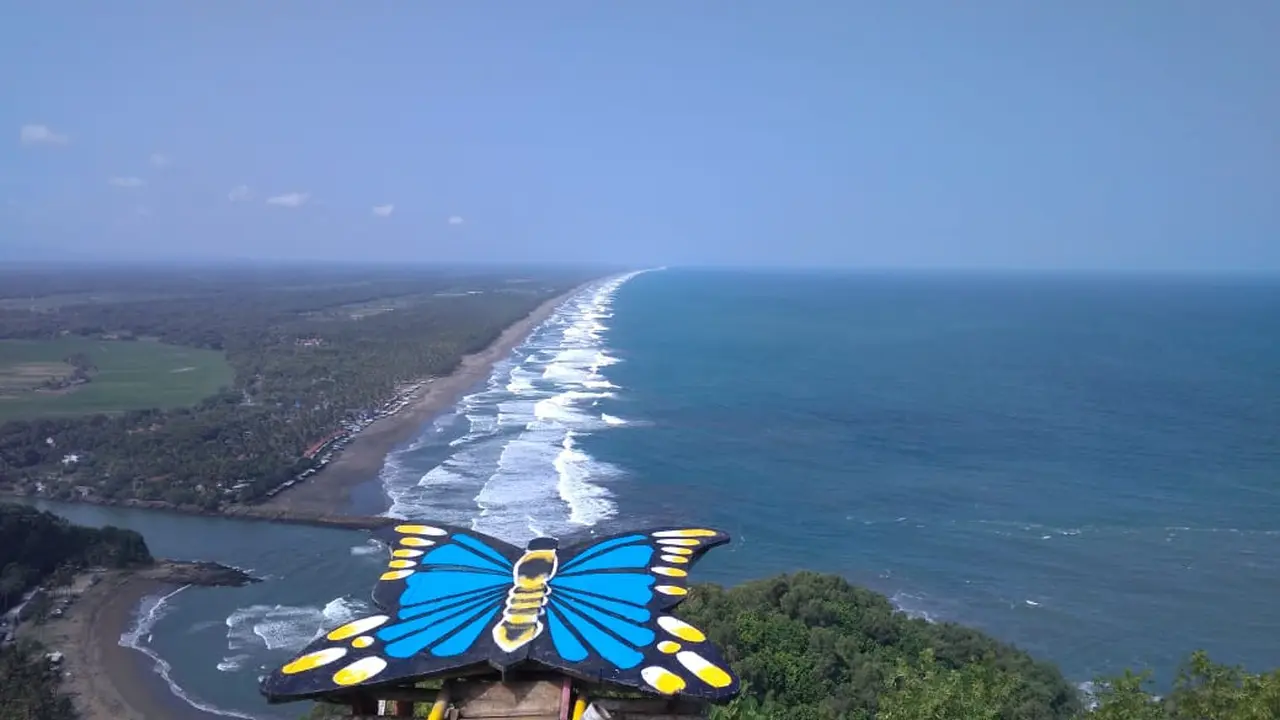 Spot swafoto Bukit Hud, Karangbolong, Kebumen, menggabungkan dua pemandangan kontras yang menciptakan panorama spektakuler . (Foto: Liputan6.com/Anasir untuk Muhamad Ridlo)