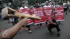 Aksi Cepat Tanggap menggelar aksi solidaritas peduli Suriah bertema 'Stop Suriah Memerah Darah' di car free day Bundaran HI, Jakarta, Minggu (8/5). Aksi ini kembali dilakukan setelah ada pemboman di Aleppo beberapa waktu lalu. (Liputan6.com/Faizal Fanani)