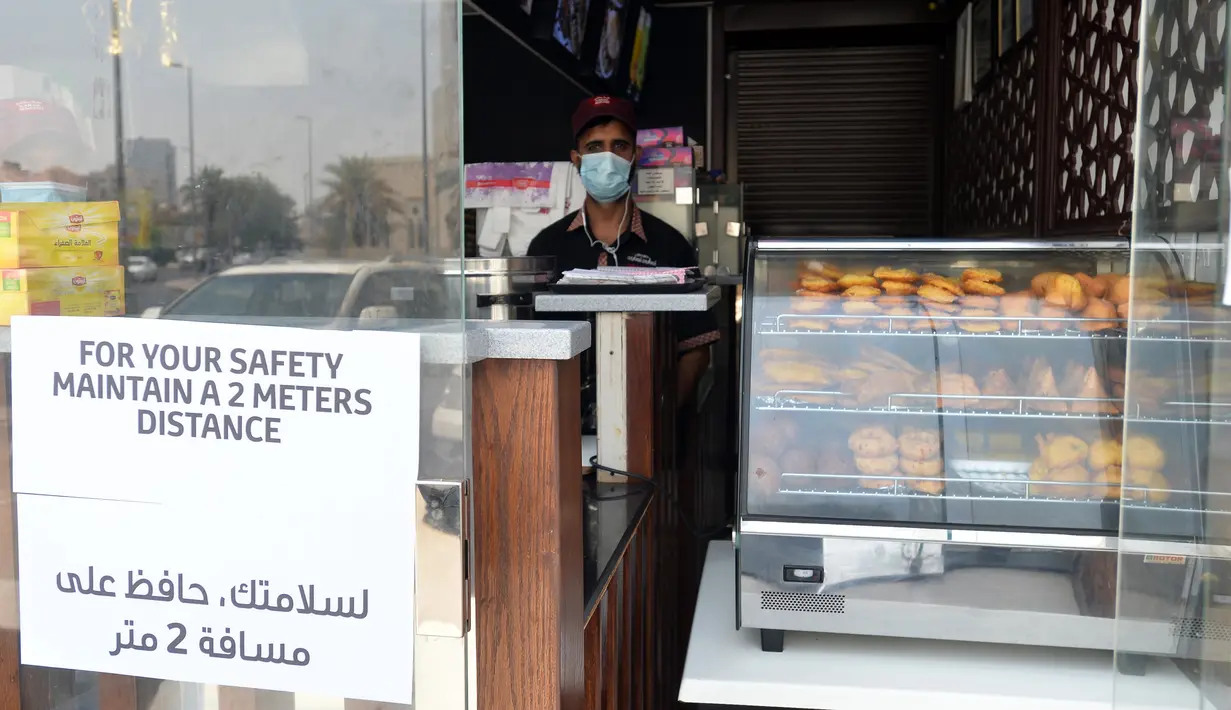 Instruksi kesehatan di pintu masuk sebuah toko di area Farwaniya, Kegubernuran Farwaniya, Kuwait (26/7/2020). Kuwait akan memulai rencana fase ketiga untuk kembali ke kehidupan normal pada 28 Juli, kata Tareq Al-Mezrem, juru bicara pemerintah, pada Kamis (23/7). (Xinhua/Asad)