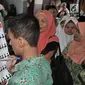 Pemilih pemula penyandang disabilitas mencoba mencoblos surat suara saat KPUD Bekasi menggelar sosialisasi Pemilu 2019 di SLB Al Gaffar Guchany, Bekasi, Rabu (20/2). (Merdeka.com/Iqbal Nugroho)