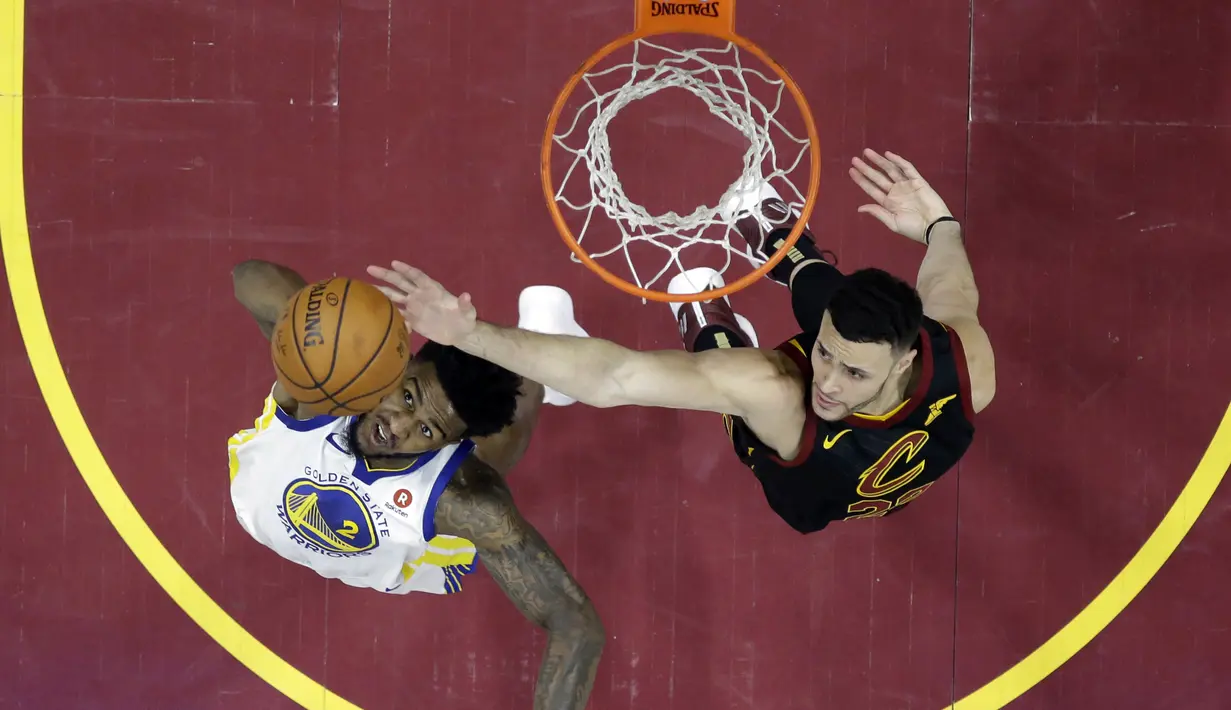 Pebasket Golden State Warriors, Jordan Bell, berusaha memasukan bola saat melawan Cleveland Cavaliers pada final NBA di Quicken Loans Arena, Ohio, Jumat (8/6/2018). Warriors juara setelah menang 4-0 atas Cavaliers. (AFP/Carlos Osorio)
