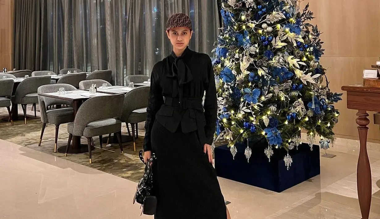 Karena penampilannya yang fashionable, enggak sedikit netizen yang memujinya cocok jadi model. Setuju nggak, Sahabat Fimela? [Foto: IG/therealaisamaisa].