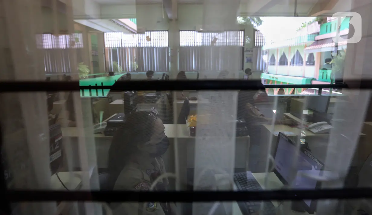 Sejumlah siswa mengikuti pelaksanaan Asesmen Nasional  Berbasis Komputer (ANBK) 2021 di SMK 15, Jakarta, Rabu (22/9/2021). ANBK  SMK  digelar 20-23 September 2021 dengan mematuhi protokol kesehatan dan ANBK merupakan pengganti Ujian Nasional (UN). (Liputan6.com/Johan Tallo)