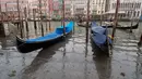 Gondola berlabuh di sepanjang kanal saat air surut di Venesia, Italia, 21 Februari 2023. Masalah di Venesia dipicu pada kombinasi faktor kurangnya hujan, sistem tekanan tinggi, bulan purnama dan arus laut. (AP Photo/Luigi Costantini)