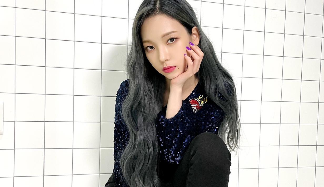 Karina yang didapuk menjadi leader Aespa ini dikenal memiliki wajah yang kecil dan tubuh yang ideal. Maka dari itu ia selalu cocok dengan berbagai outfit yang ia kenakan. (Liputan6.com/Twitter/@aespa_official)