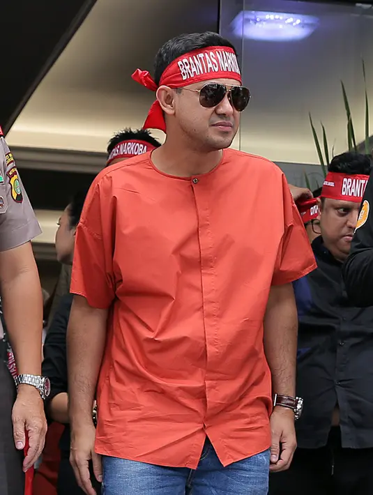 "Bukan gua sok tahu, satu hal yang harus diperhatikan publik figur harus punya rasa malu. Malu untuk melakukan sesuatu. Konsekuensi kita menjadi idola atas penggemar," kata Ramzi di Polres Jakarta Selatan, Kamis (22/2/2018). (Deki Prayoga/Bintang.com)