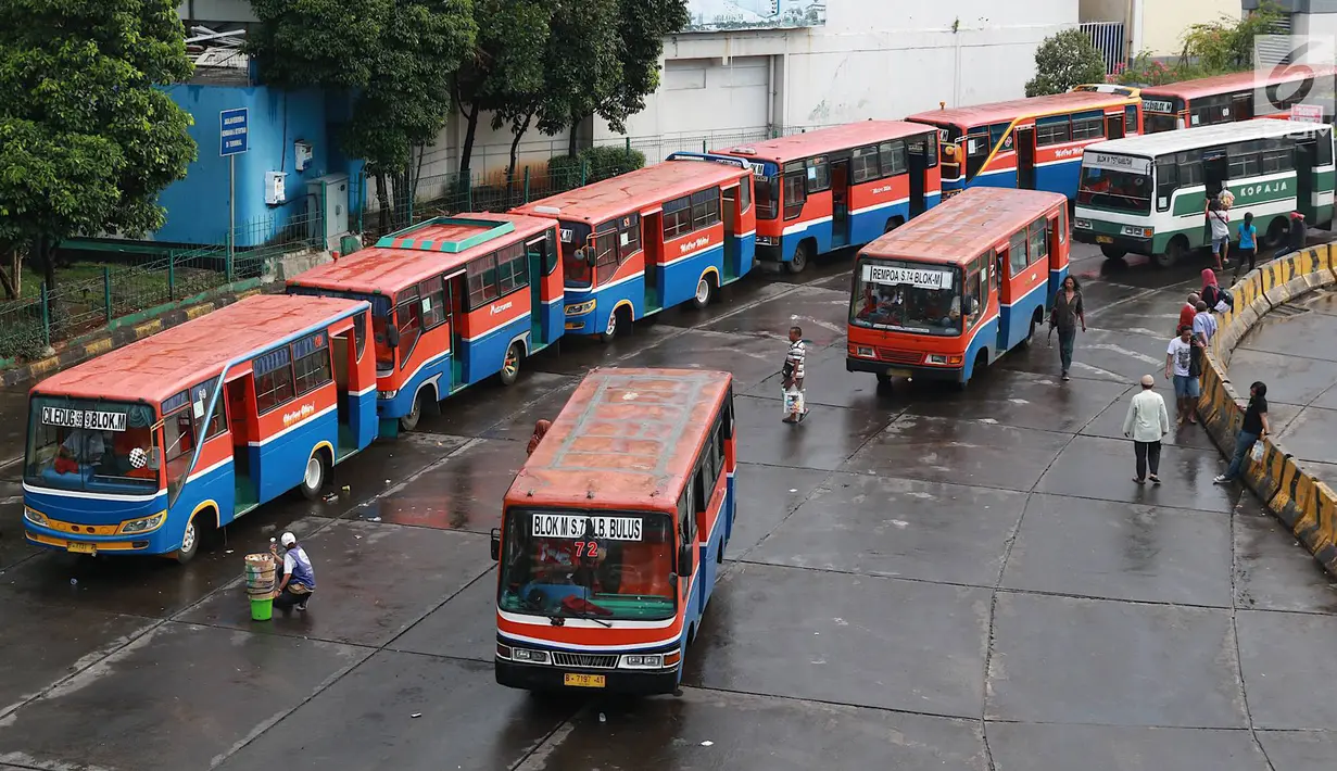 Angkutan Metromini menunggu penumpang di Terminal Blok M, Jakarta, Jumat (12/4). Sebanyak 312 bus sedang yang akan bekerja sama dengan Jak Lingko didapat dari empat operator yaitu Metromini, Kopaja, Kopami, dan Koantas Bima. (Liputan6.com/Immanuel Antonius)