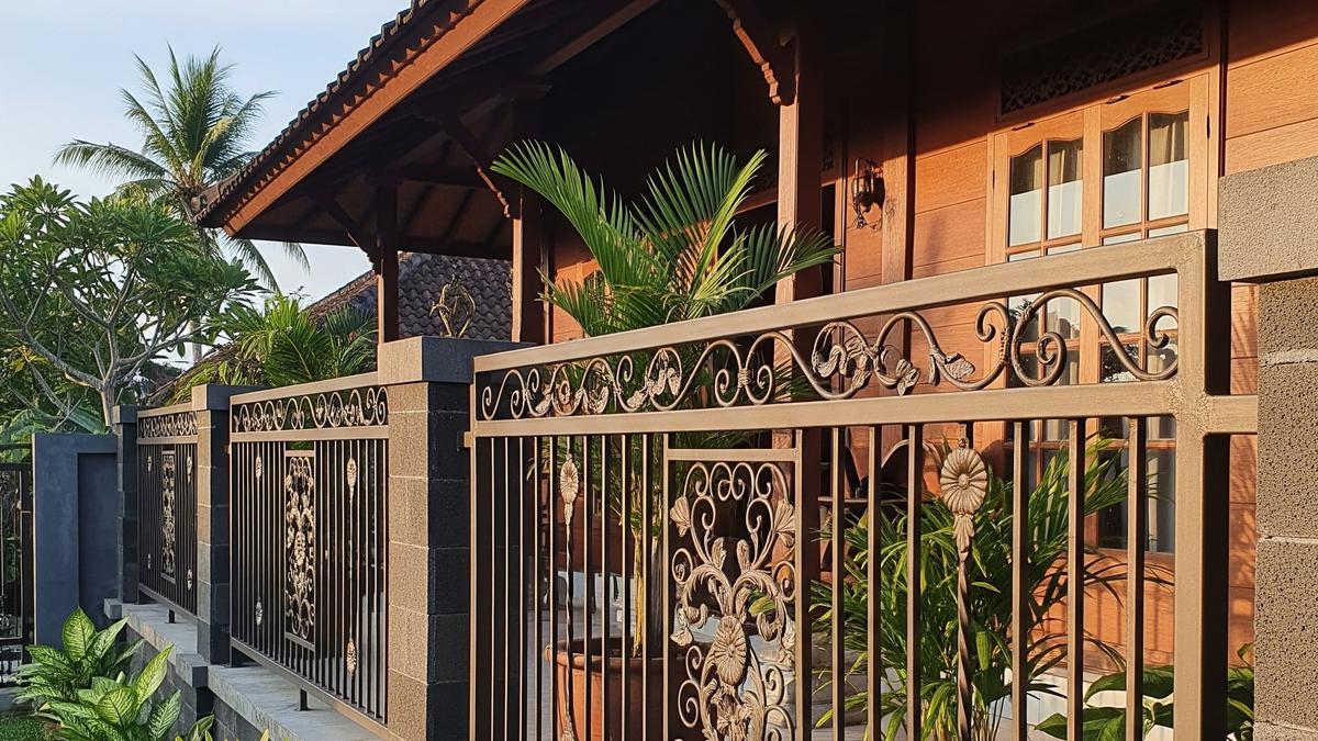 10 Model Teras dengan Pagar Besi yang Bikin Aman Paling Recommended 2025, Desain Modern &amp; Fungsional