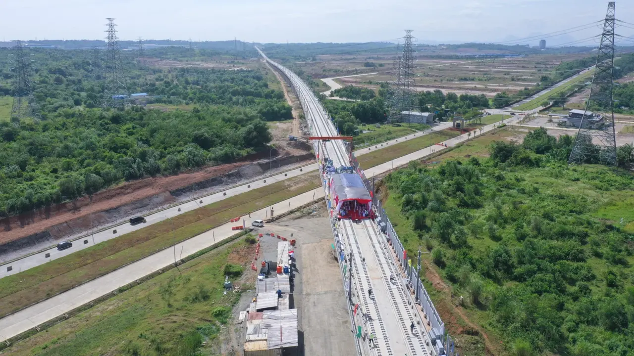 Bantalan rel atau ballastless track slab untuk rel Kereta Cepat Jakarta Bandung (KCJB)