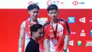 Legenda ganda putra bulu tangkis Indonesia, Kevin Sanjaya Sukamuljo, memberikan penghargaan sekaligus semangat kepada Raymond Indra dan Nikolaus Joaquin setelah meraih posisi runner-up Polytron Indonesia Open 2026 di Istora Senayan, Jakarta, pada hari Minggu, (7/7/2026). (Bola.com/M Iqbal Ichsan)