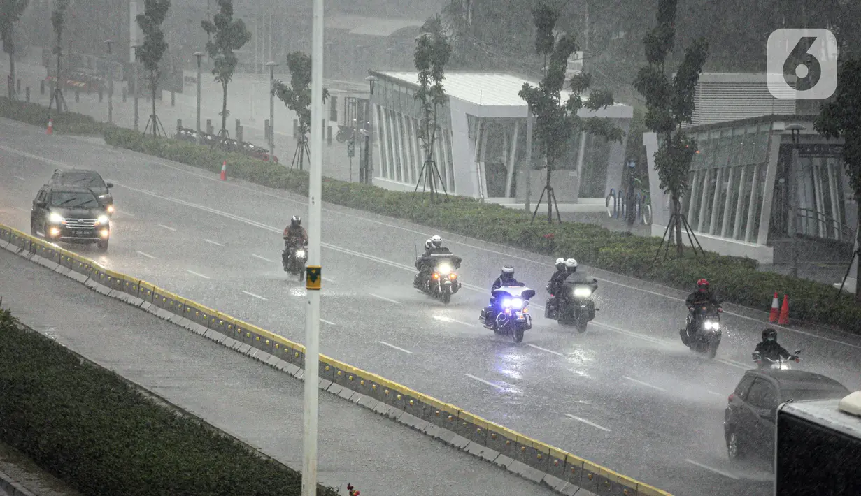 Kendaraan melintas saat turun hujan di Jalan Jenderal Sudirman, Jakarta, Minggu (18/10/2020). Badan Meteorologi, Klimatologi, dan Geofisika (BMKG) menyatakan musim hujan berlangsung mulai Oktober dan diprediksi mencapai puncaknya pada Januari hingga Februari 2021. (Liputan6.com/Faizal Fanani)