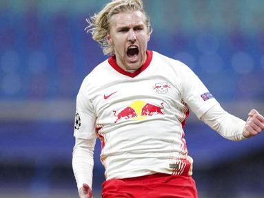 Pemain RB Leipzig, Emil Forsberg, melakukan selebrasi usai mencetak gol ke gawang Paris Saint Germain pada laga Liga Champions di RB Arena, Kamis (5/11/2020). RB Leipzig menang dengan skor 2-1. (AP/Michael Sohn)