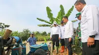 Menteri Pertanian RI, Andi Amran Sulaiman (topi putih) saat mengecek kesiapan pompanisasi air di Kabupaten Subang. Foto (Istimewa)