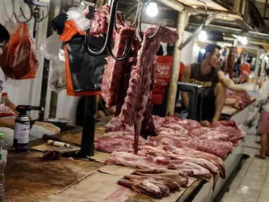 Aktivitas di los daging non halal di Pasar Senen, Jakarta, Senin (13/9/2021). Manajer Umum dan Humas Perumda Pasar Jaya Gatra Vaganza mengatakan pihaknya sudah memanggil dan memberi sanksi administrasi kepada pedagang daging anjing di Pasar Senen Blok III tersebut. (Liputan6.com/Johan Tallo)