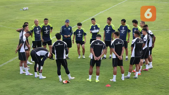Timnas Indonesia menggelar latihan terakhir di Lapangan A Kompleks Gelora Bung Karno, Senayan, Jakarta, Sabtu (31/8/2024) jelang keberangkatan ke Jeddah, Arab Saudi untuk menghadapi tuan rumah Arab Saudi pada laga putaran ketiga Kualifikasi Piala Dunia 2026, Kamis (5/9/2024). Latihan diikuti 11 pemain, minus satu penjaga gawang Adi Satryo yang berhalangan. Sejatinya ada 26 pemain yang dipanggil, tetapi 14 lainnya berkiprah di luar negeri. Ke-14 pemain ini tidak berkumpul di Jakarta, namun langsung bergabung di Jeddah pada 1 dan 2 September. (Bola.com/Abdul Aziz)