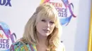 Taylor Swift berpose menghadiri FOX's Teen Choice Awards 2019 di Hermosa Beach, California (11/8/2019). Taylor mengguncang ansambel bermotif Versace yang menampilkan kombinasi kancing baju dan celana pendek yang serasi, yang memperlihatkan bra berenda merahnya. (AP Photo/Richard Shotwell)
