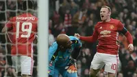 Striker Manchester United Wayne Rooney (kanan) merayakan gol ke gawang Reading pada putaran ketiga Piala FA di Old Trafford, Manchester, Sabtu (7/1/2017). (AFP/Oli Scarff)