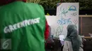 Seorang pengunjung mengikuti aksi melukis di kanvas disela kegiatan Car free Day (CFD) di kawasan Bundaran HI, Jakarta, Minggu (12/2). Aksi yang digelar oleh Greenpeace itu untuk mengenalkan masyarakat tentang sadar polusi. (Liputan6.com/Faizal Fanani)