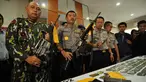 Polda Sulteng memperlihatkan barang bukti senjata di Polda Sulteng, Palu, Selasa (26/5/2015). Barang bukti ditemukan pasca baku tembak tim BKO Korps Brimob Kelapa Dua dengan kelompok sipil bersenjata pimpinan Santoso. (Liputan6.com/Dio Pratama)