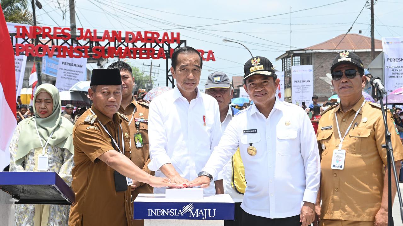 Presiden Joko Widodo atau Jokowi meresmikan pelaksanaan Instruksi Presiden (Inpres) Jalan Daerah (IJD) di Provinsi Sumatra Utara (Sumut).