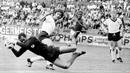 Muller menjadi penyerang produktif itu sukses bersama Jerman di tahun 1970-an. Dia mencatatkan namanya sebagai pencetak gol terbanyak Euro 72 dan mencetak dua gol di final saat mereka mengalahkan Uni Soviet 3-0. (Foto: AFP/Staff)
