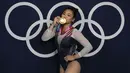 Atlet senam asal Amerika Serikat, Sunisa Lee berpose usai meraih medali emas dalam final senam artistik putri dalam ajang Olimpiade Tokyo 2020, Kamis (29/7/2021). (Foto: AP/Gregory Bull)