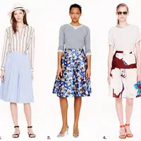 Buat kamu yang mau tampil stylish, tapi tetap ingin belajar dengan nyaman di kampus, coba pakai midi skirt deh. (Foto: frillsandthrills.blogspot.co.id)
