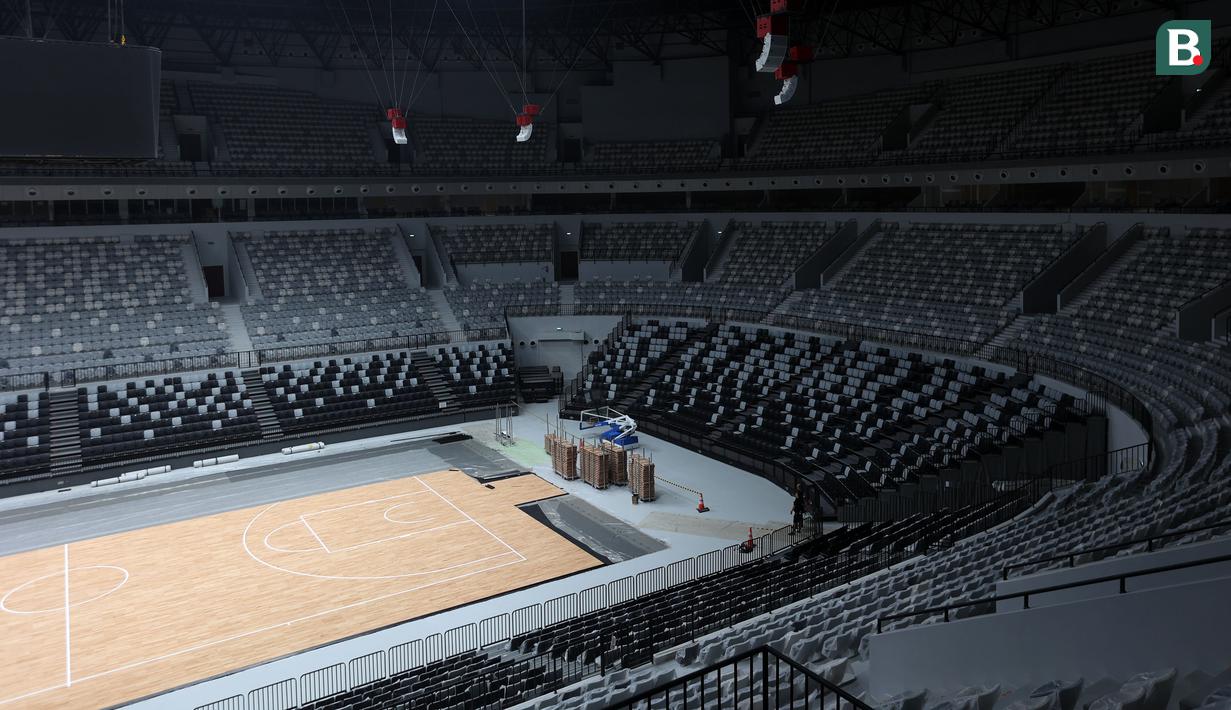 Lapangan utama dan deretan bangku tribun yang dilihat dari Royal Box Indonesia Arena, Senayan, Jakarta, Selasa (25/07/2023). Indonesia Arena akan menjadi salah satu venue perhelatan akbar Piala Dunia Basket 2023 yang akan berlangsung 25 Agustus 2023 mendatang. (Bola.com/Bagaskara Lazuardi)